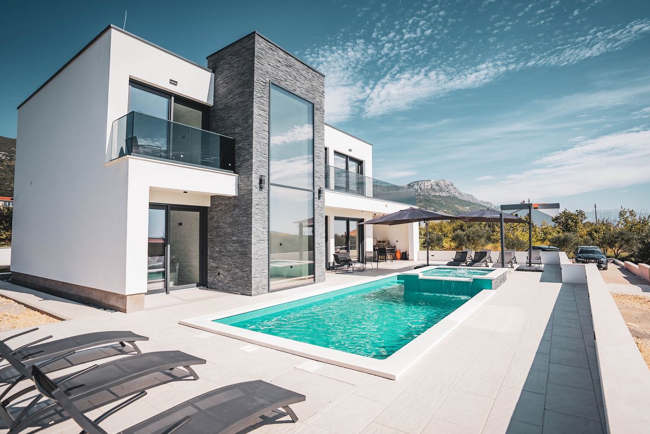 Family Villa with Garden in New Cairo